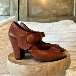 Bronx Rita cognac Leather Peep Toe Heel with strap Vintage Look 4 inch heel Sz6M
